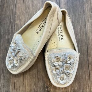 Pazzion Fabulously You Toddler White Molly Rhinestone Flowers Moccasins Size 3